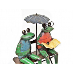 Żaba na ławce po Parasolem Figurka z metalu z recyclingu